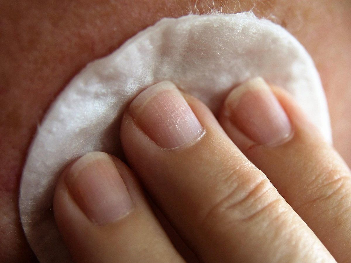 Soin de la peau avec cotons et lotion